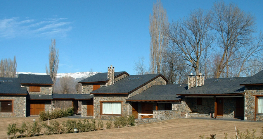 CASES APARELLADES A ESTOLL. GIRONA