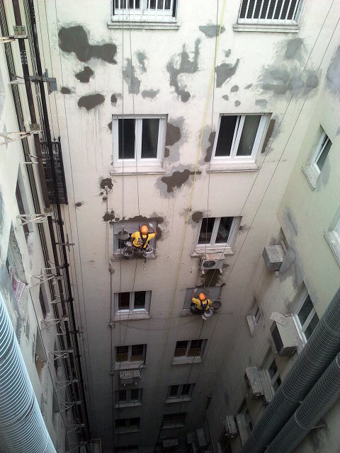 CASI MEDIO PATIO YA DE ENFOSCADOS