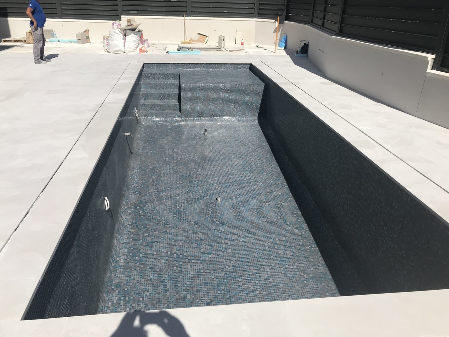 Piscina desbordante con escalera