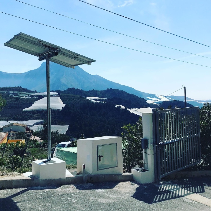 Postes solares de 620 W con Reguladores Cynetic y dos Baterías de 120 Ah cada uno para dos puertas automáticas en una urbanización en Callosa d’en Sarrià (Alicante)