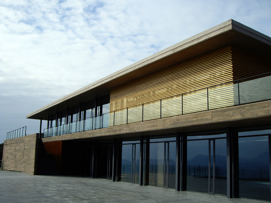 CENTRO DE VISITANTES EN LA CUEVA DEL PUERTO