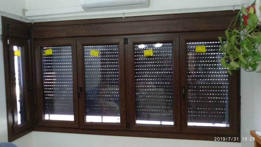 Cerramiento en PVC foliado en color nogal.