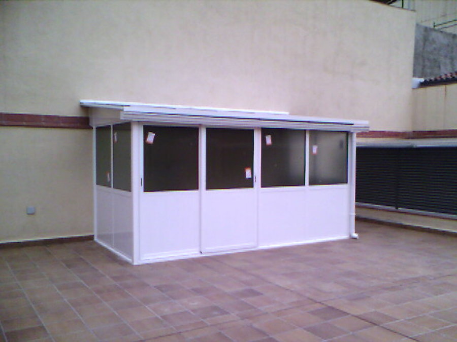 cerramiento con vidrio y panel sandwich según necesidad del cliente