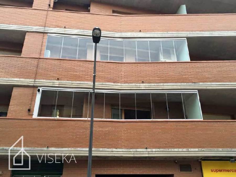 Balcón con cerramientos de cristal invisibles