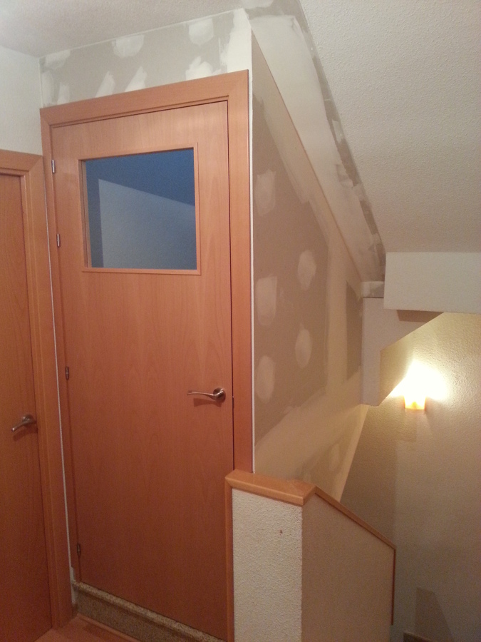 Cerramiento de pladur y colocacion de puerta