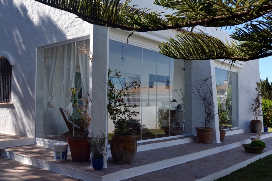 CERRAMIENTO DE PORCHE EN ROCHE