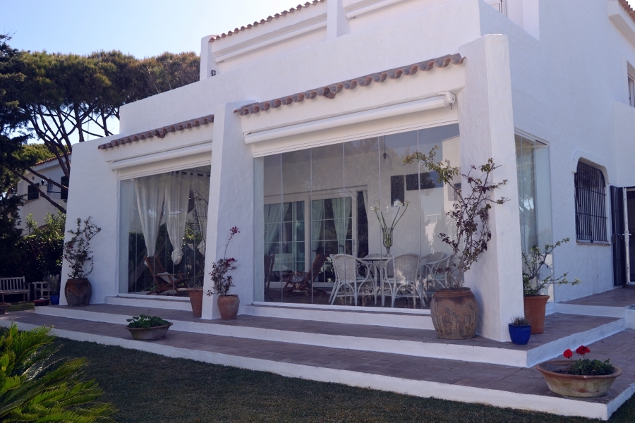 CERRAMIENTO DE PORCHE EN ROCHE