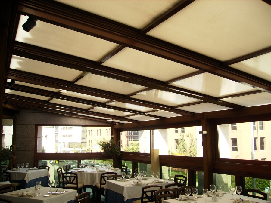 Cerramiento de restaurante en atico con techos motorizados en vidrio 