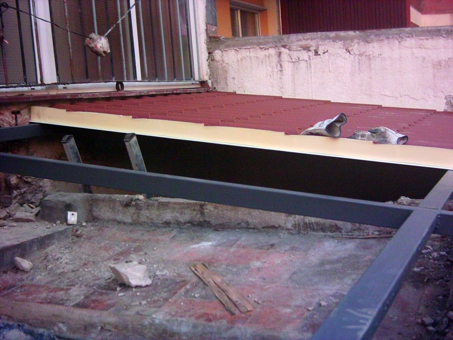 CERRAMIENTO DE TERRAZA CON PANEL SANDWICH IMITACION A TEJA