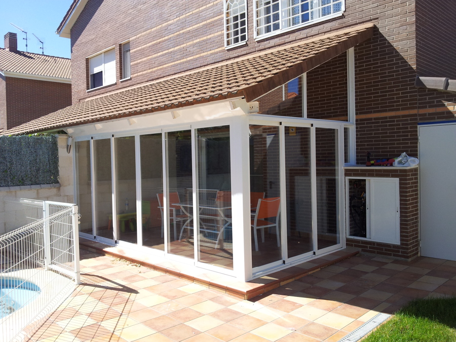 CERRAMIENTO EN HOJAS CORREDERAS EN ALUMINIO LACADO BLANCO