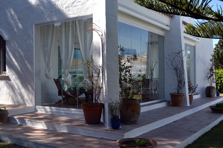 CERRAMIENTO PORCHE EN ROCHE