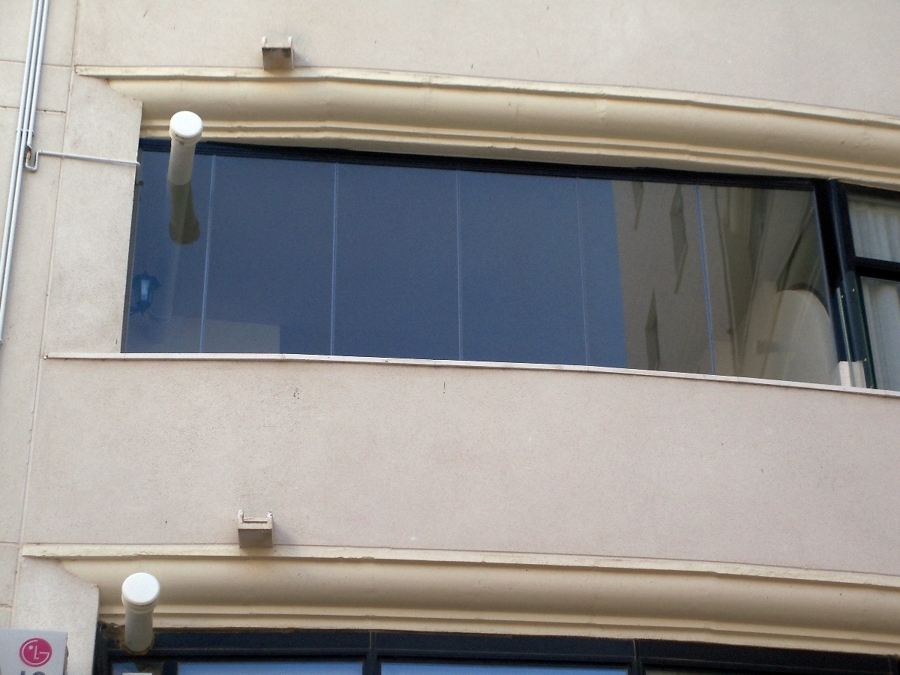 CERRAMIENTO SIN PERFILES COLOR NEGRO