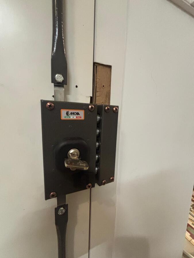 Instalación de cerradura de seguridad en puerta