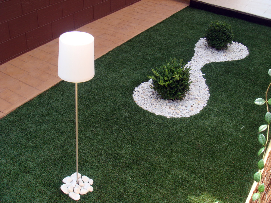 Césped artificial en decoración exterior