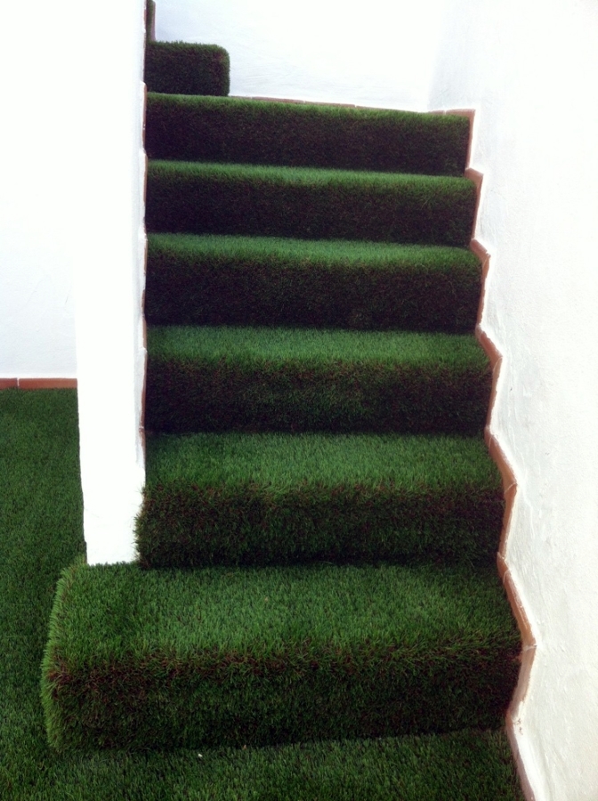 cesped artificial en escaleras