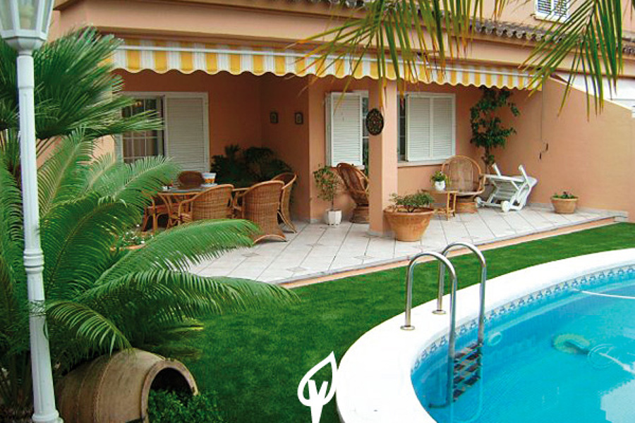 cesped artificial en la piscina