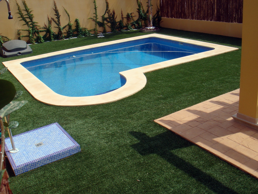 Césped artificial en piscina