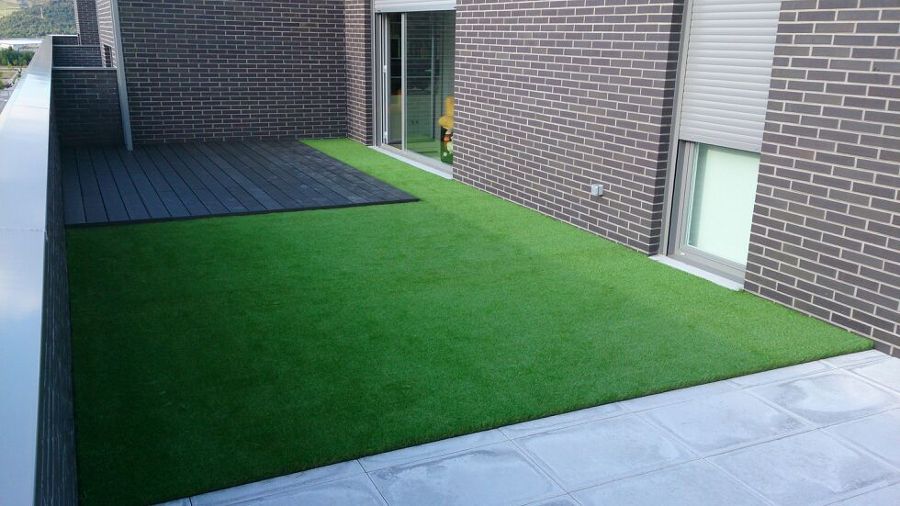 CESPED ARTIFICIAL Y TARIMA SINTETICA EN ATICO