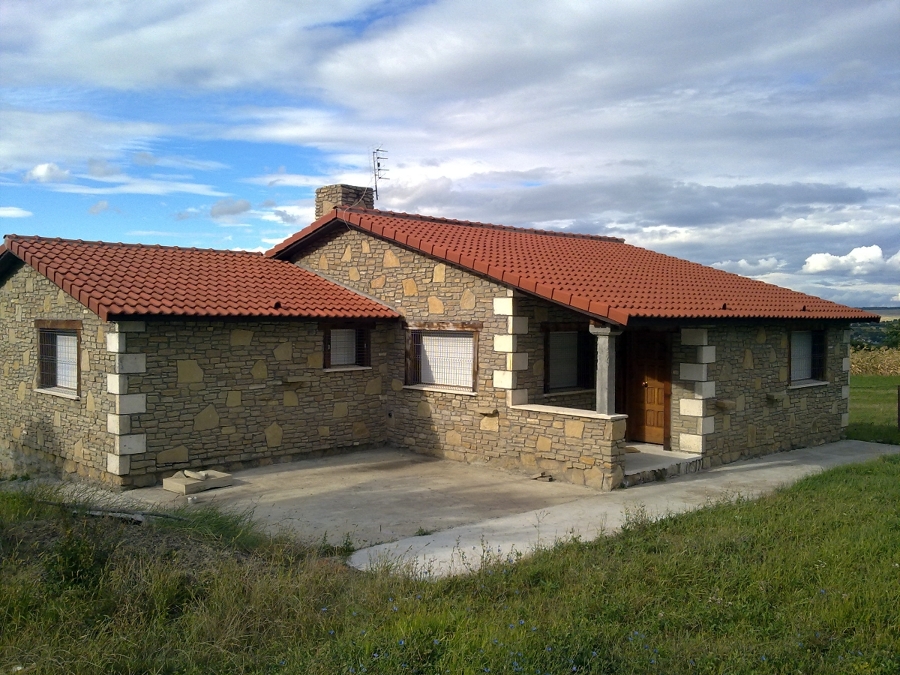 chalet de piedra de una planta