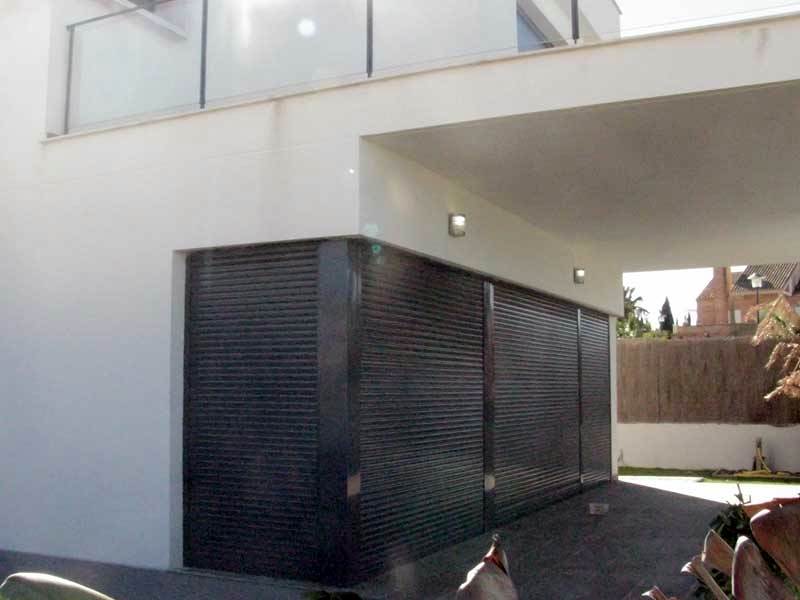 Chalet persianas puertas entrada