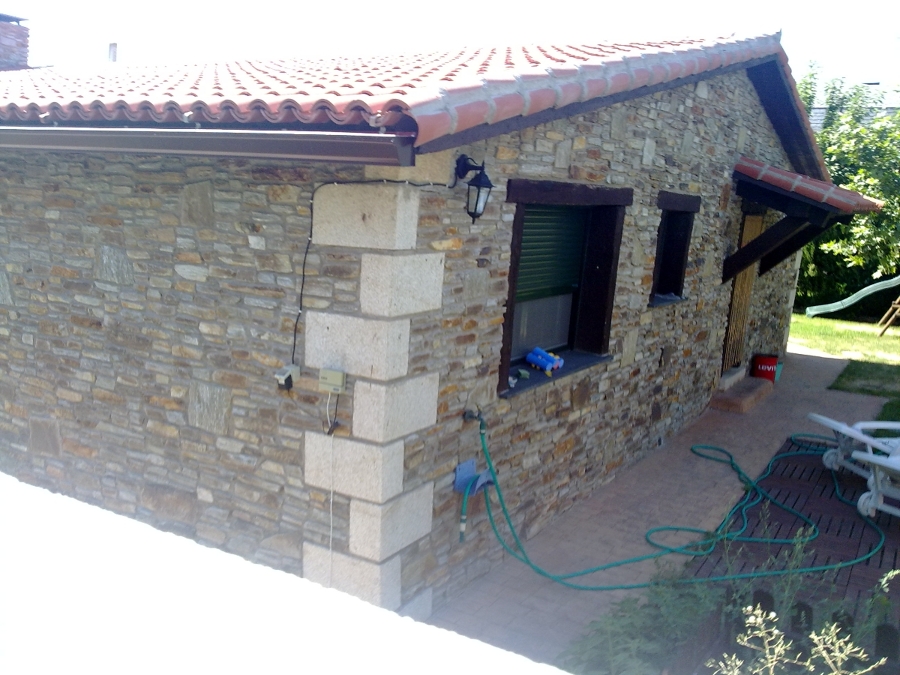 chalet piedra planta baja