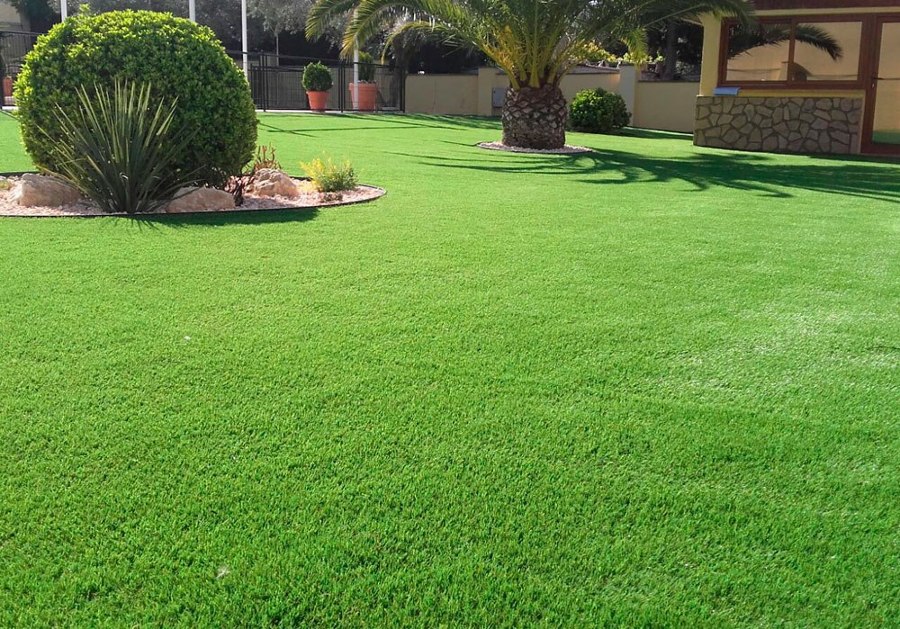 Céspd artificial en jardín urbanización