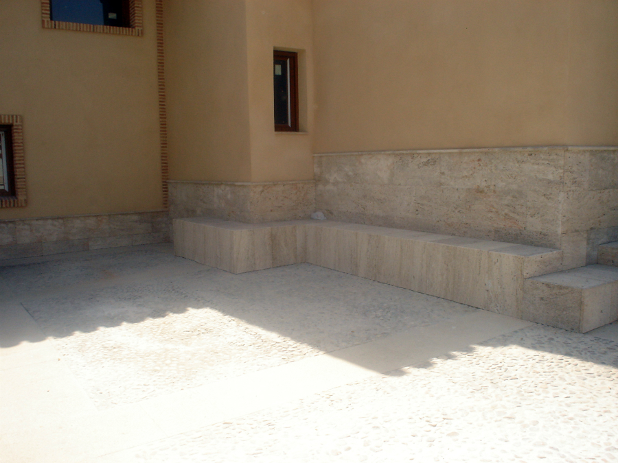 Chapado de zocalo y realizacion de banco de piedra valdepeñas