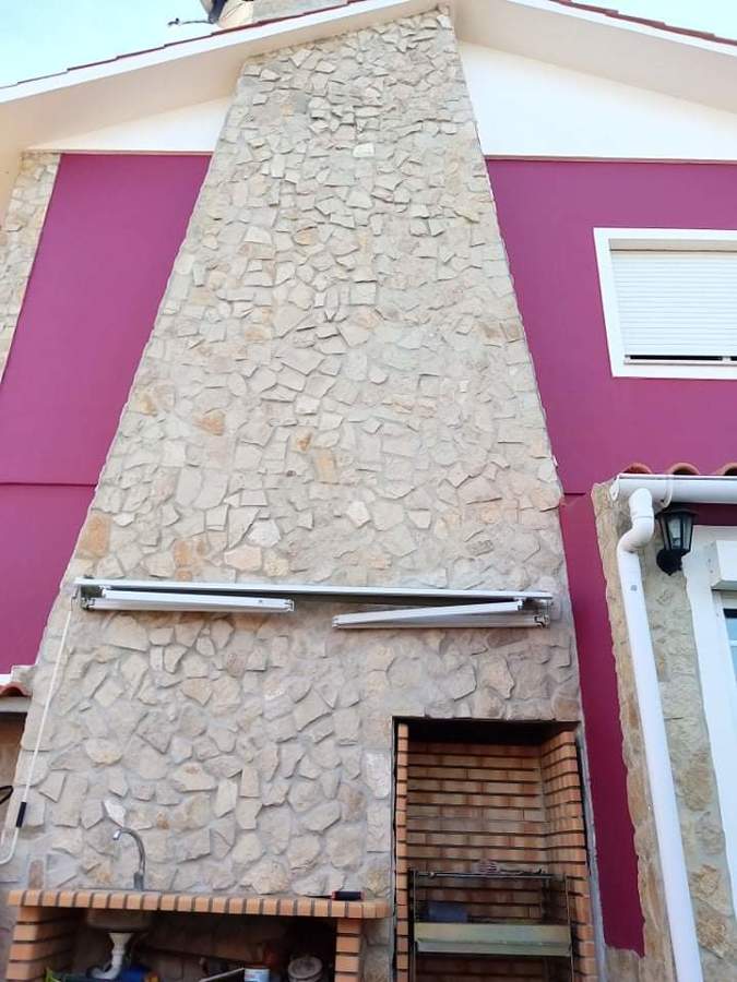 CHIMENEA RECUBIERTA EN PIEDRA
