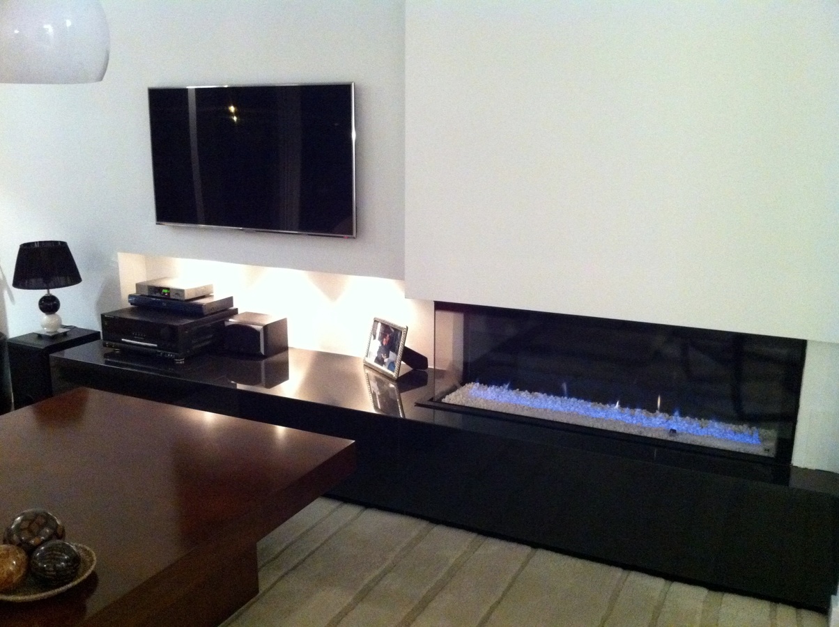 CHIMENEA A GAS CON CRISTAL LATERAL Y BANCAD EN GRANITO