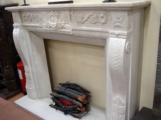 Chimenea clásica en blanco yugoslavo