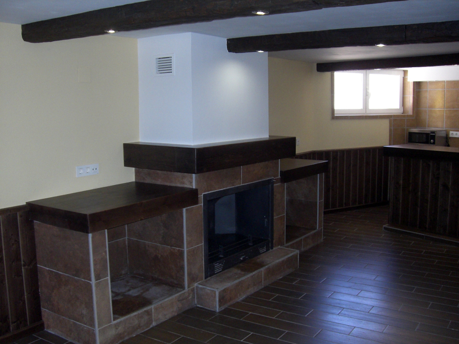 chimenea con leñera