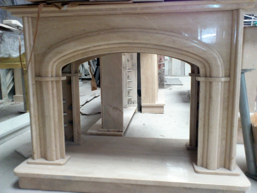 Chimenea de arco en travertino