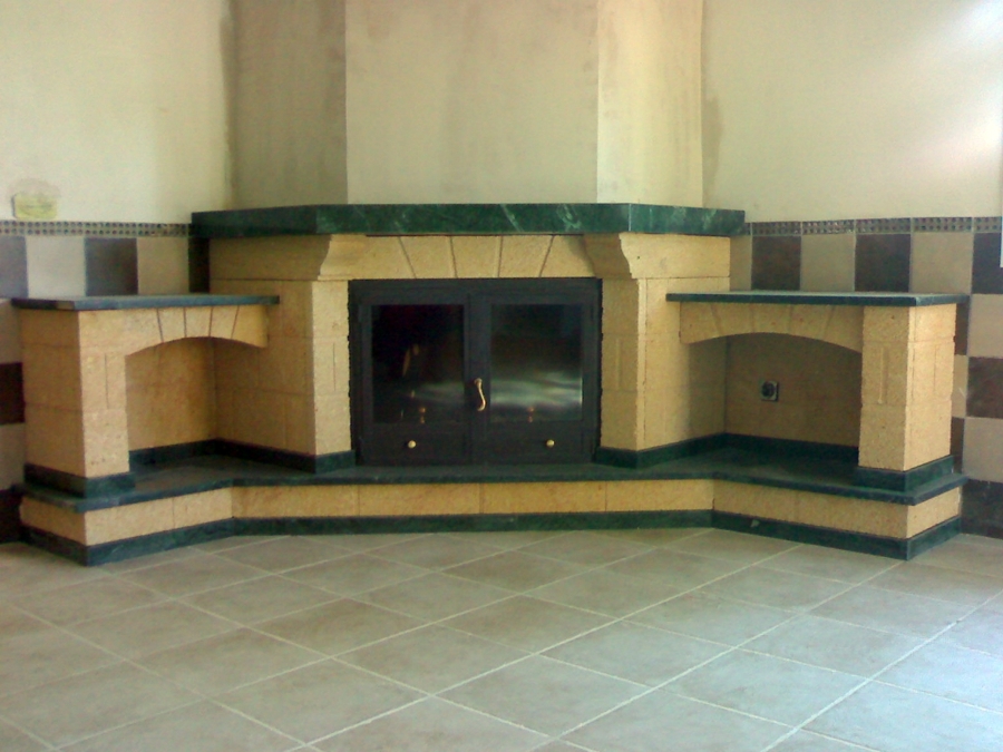 chimenea de piedra amarilla