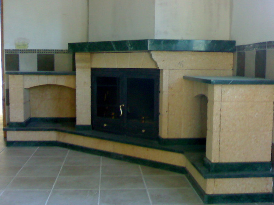 chimenea de piedra amarilla