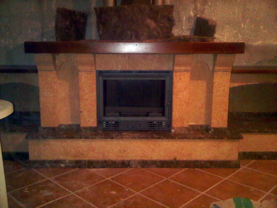 chimenea de piedra amarillo