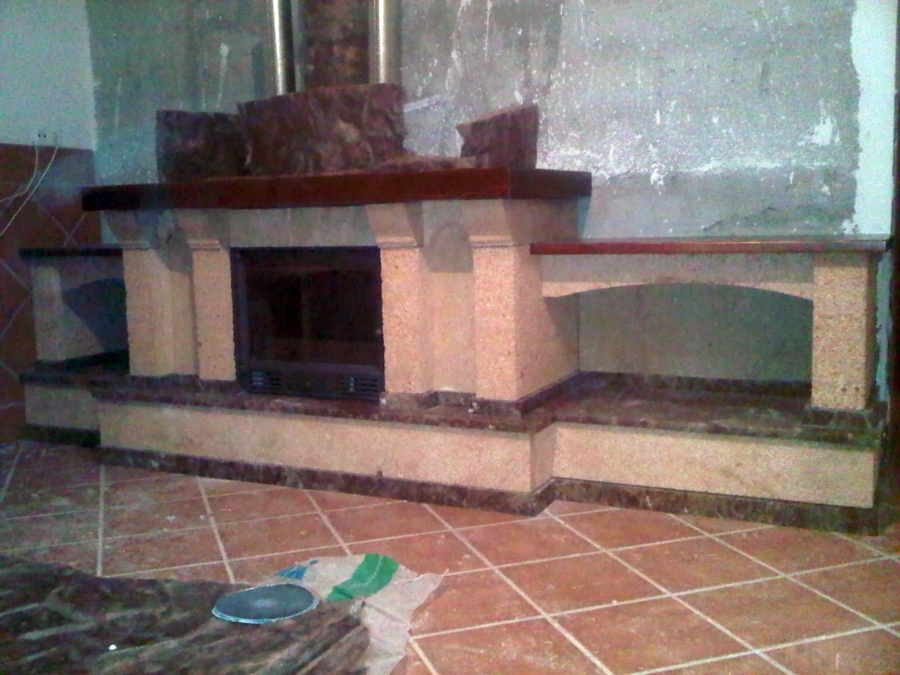 chimenea de piedra amarillo