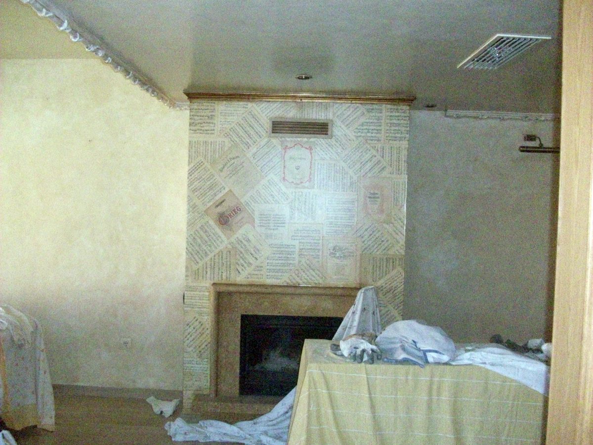 chimenea empapelada con partituras