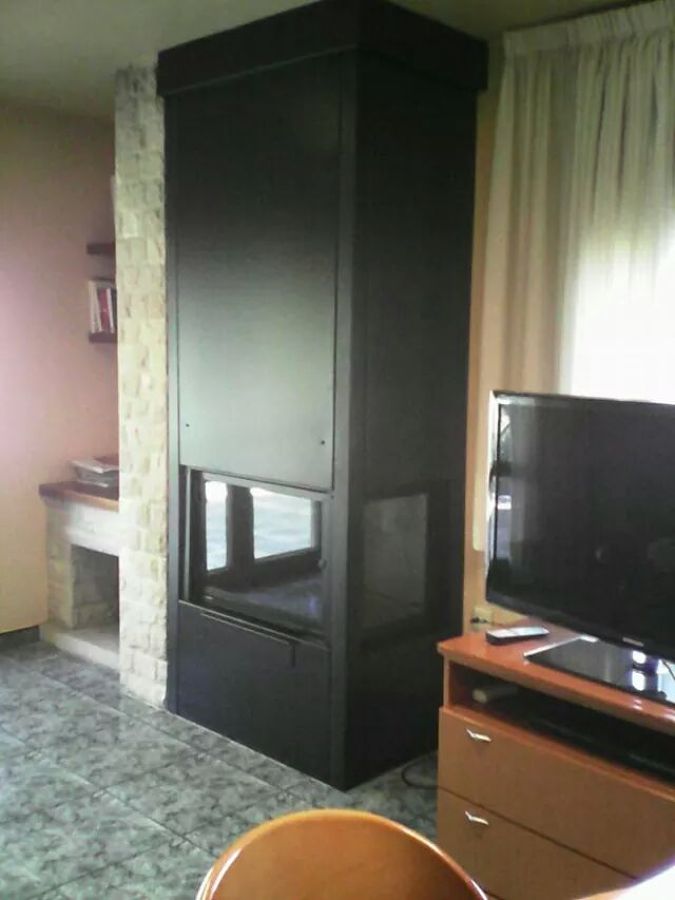 chimenea metálica  puerta guillotina