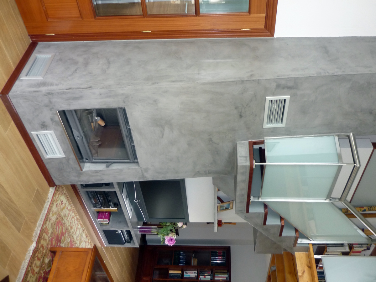 chimenea y escalera en chalet