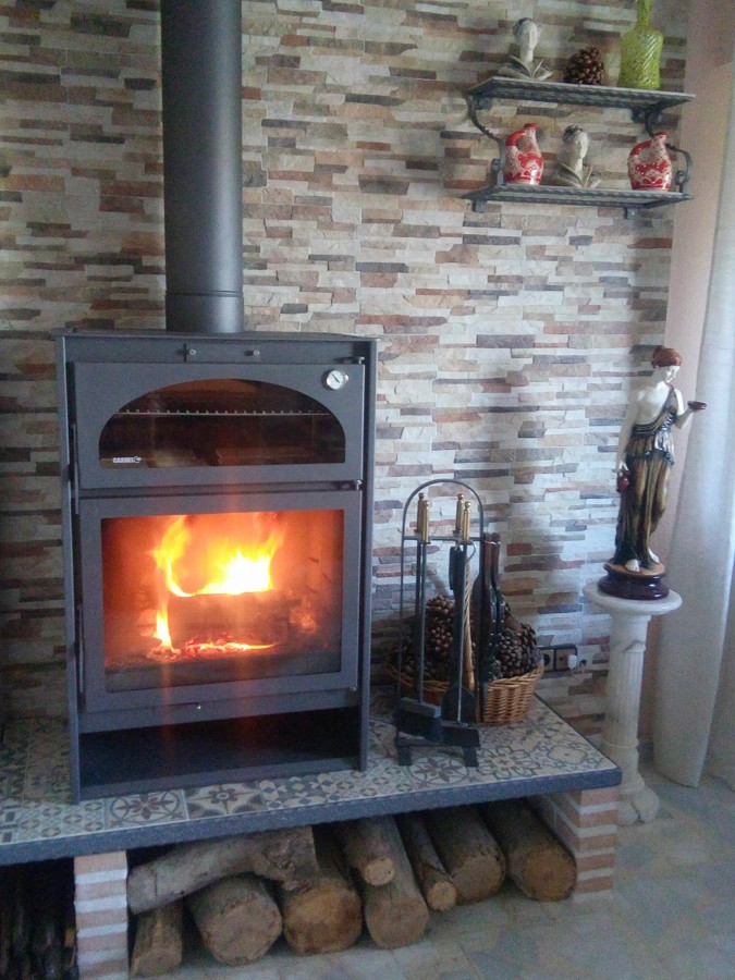 Estufa de leña con horno Carbel H-7 de Chimeneas Molina