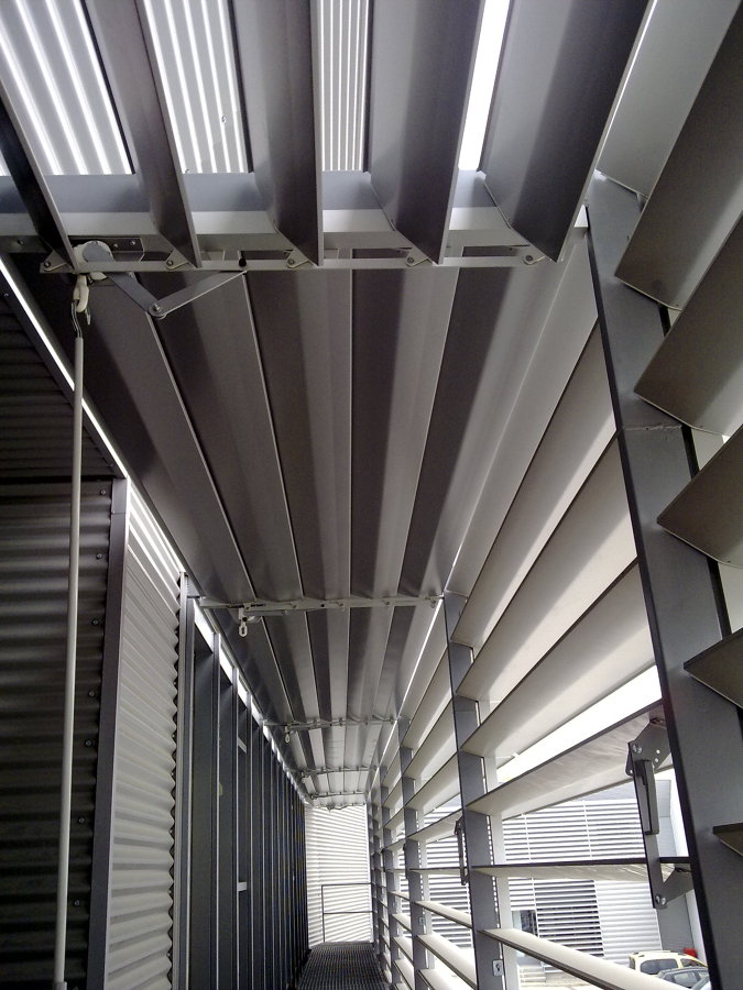 Cierre de Fachada con lamas móviles de 25 cms