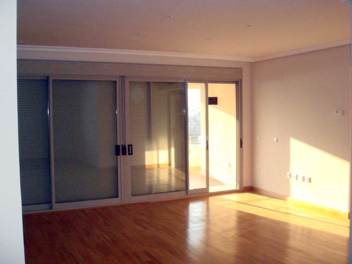 CIERRE DE PUERTAS CORREDERAS Y SUELO DE PARQUET