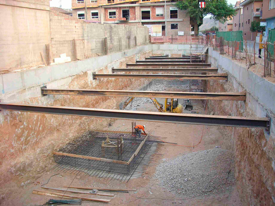 Arriostramiento metálicos de muro pantalla