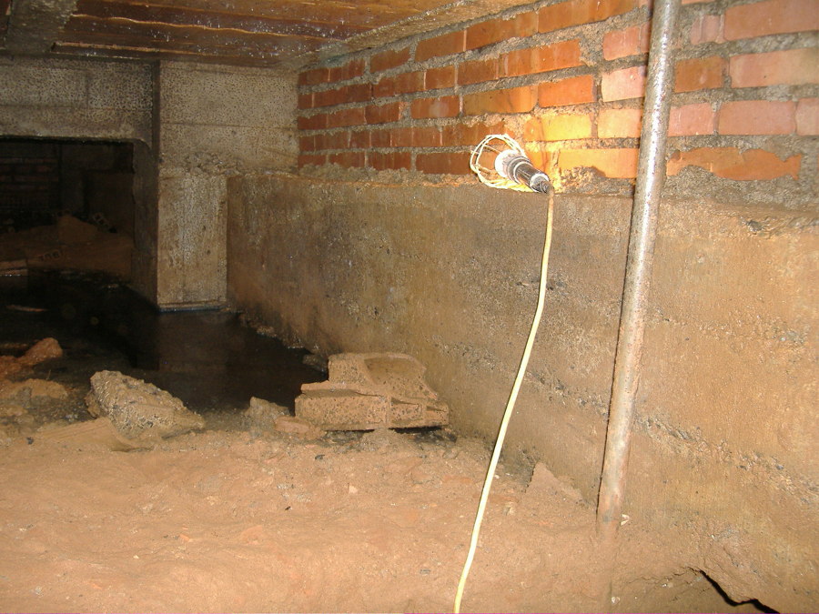 Cimentaciones inundadas en comunidad vecinos