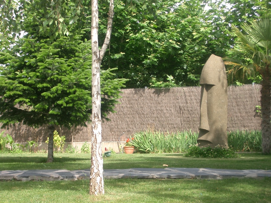 Detalle de moai de pascua en jardin