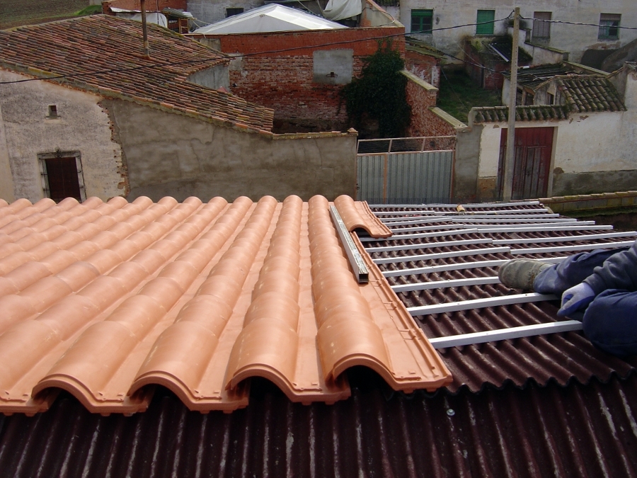 Cobertura de teja mixta roja sobre rastrel de p.v.c