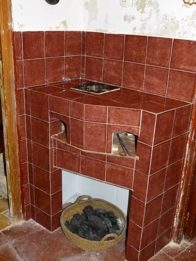 Cocina antigua de carbón en casa de campo