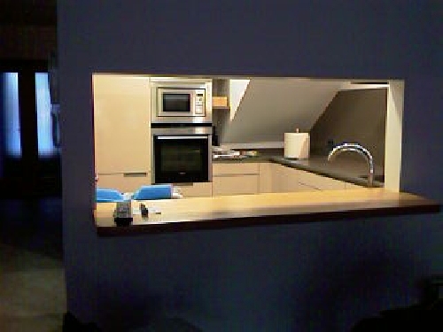 Cocina con barra abierta al salón