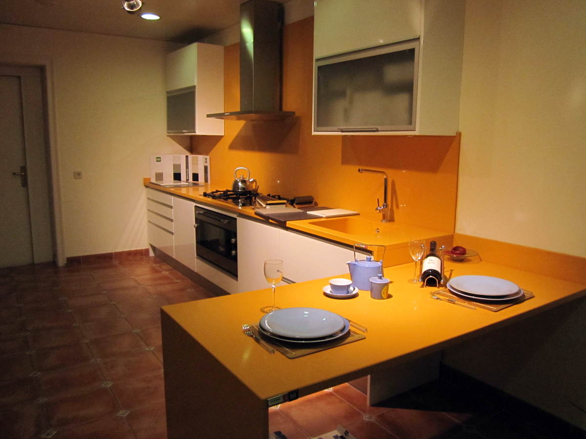 Cocina con barra desayuno