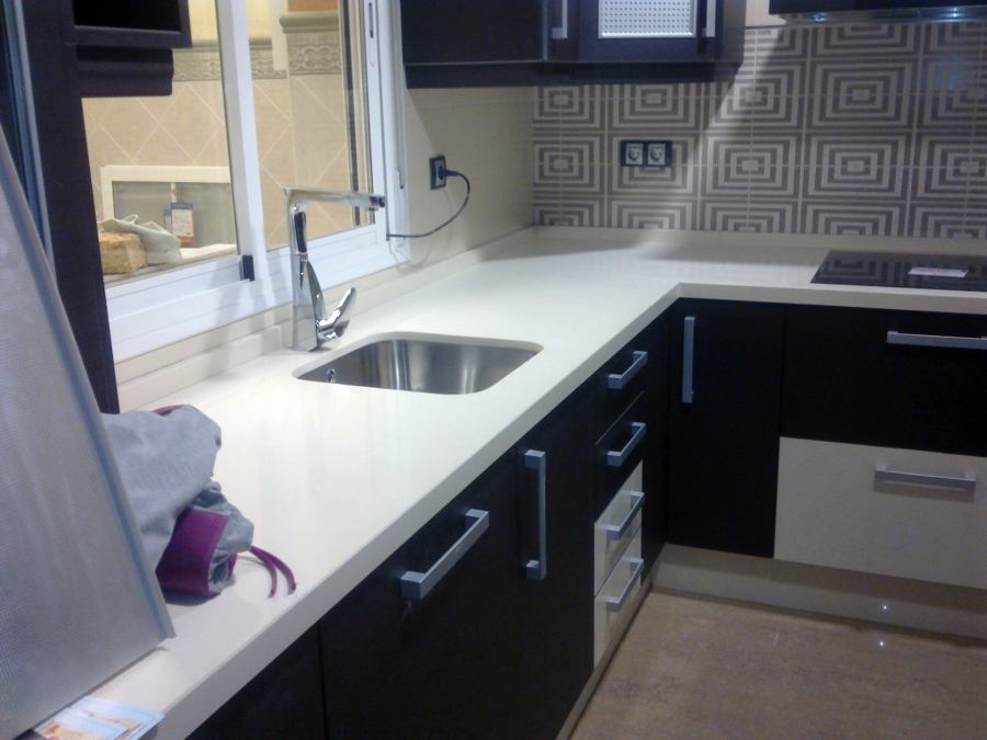 Cocina con encimera de quartzo marca silestone
